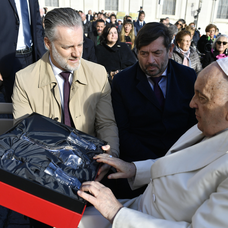 Obchodní ředitel Jan Volšík a generální ředitel sklárny Moser Pavel Mencl  při předání daru papeži. Foto © Vatican Media